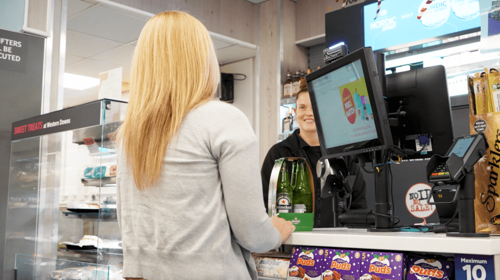 Señora comprando alcohol tras ser verificada
